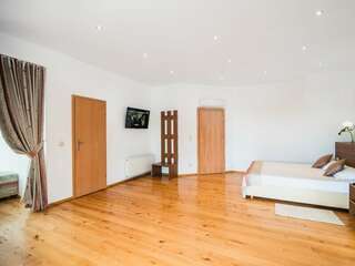 Гостевой дом Онейро Алупка Четырехместный номер с балконом-2