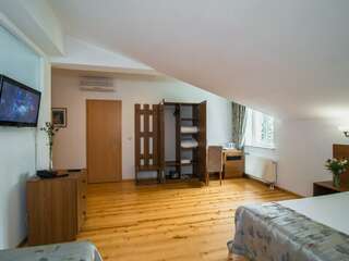 Гостевой дом Онейро Алупка Стандартный трехместный номер-11