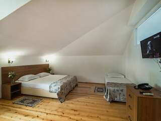 Гостевой дом Онейро Алупка Стандартный трехместный номер-12