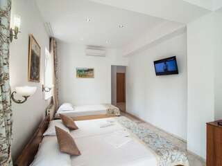 Гостевой дом Онейро Алупка Стандартный трехместный номер-2