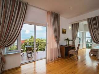 Гостевой дом Онейро Алупка Четырехместный номер с балконом-1