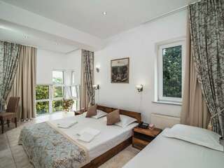 Гостевой дом Онейро Алупка Стандартный трехместный номер-1